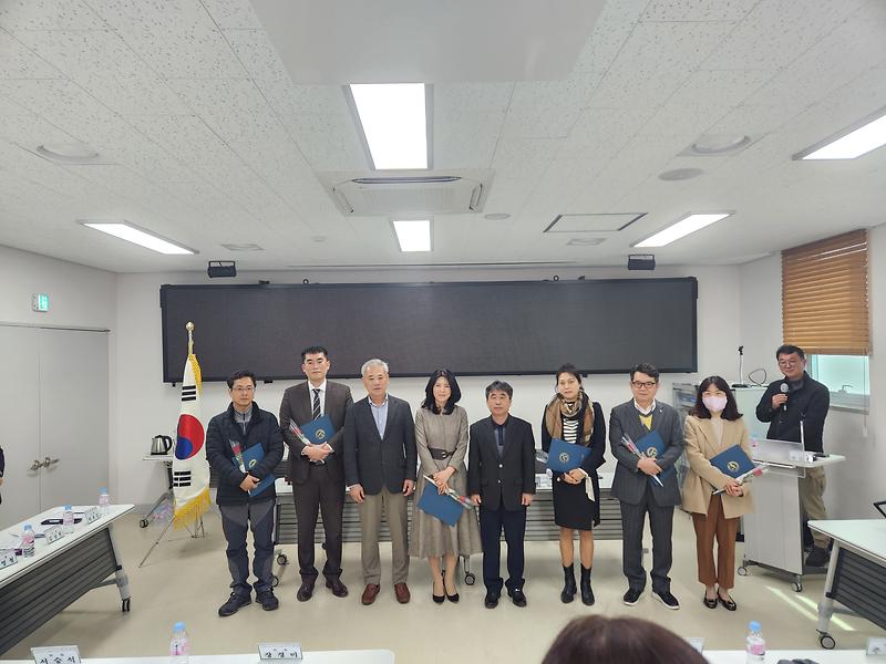 (2023.3.20.)3월 정례회의 및 신규위원 위촉장수여식 사진