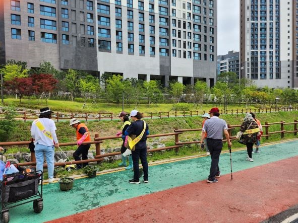 아라동_주민자치회_플로깅_및_금연캠페인2.jpg 이미지