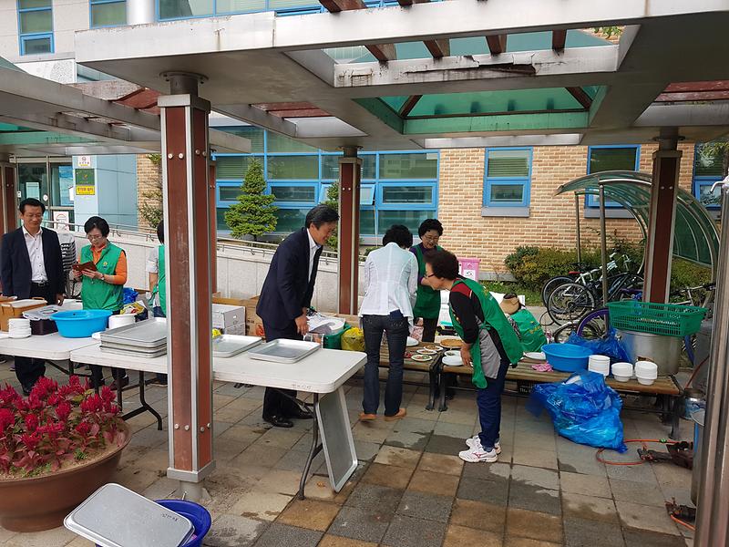 이웃사랑 실천을 위한 "검단3동 새마을부녀회 사랑나눔 바자회" 개최 사진