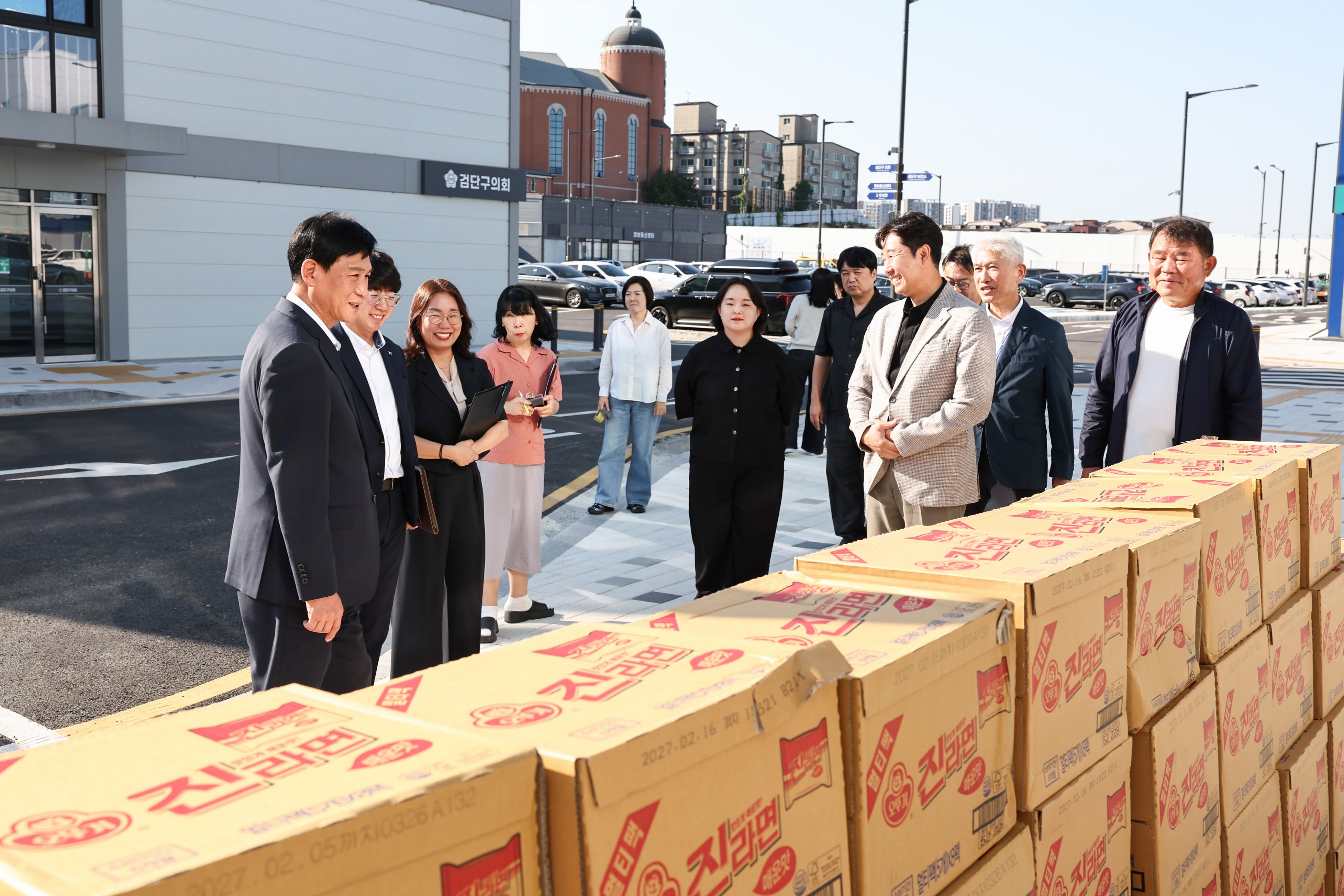 260921_(주)두원종합관리_검단구_취약계층_라면_100박스_기부_행사_5.jpg 이미지