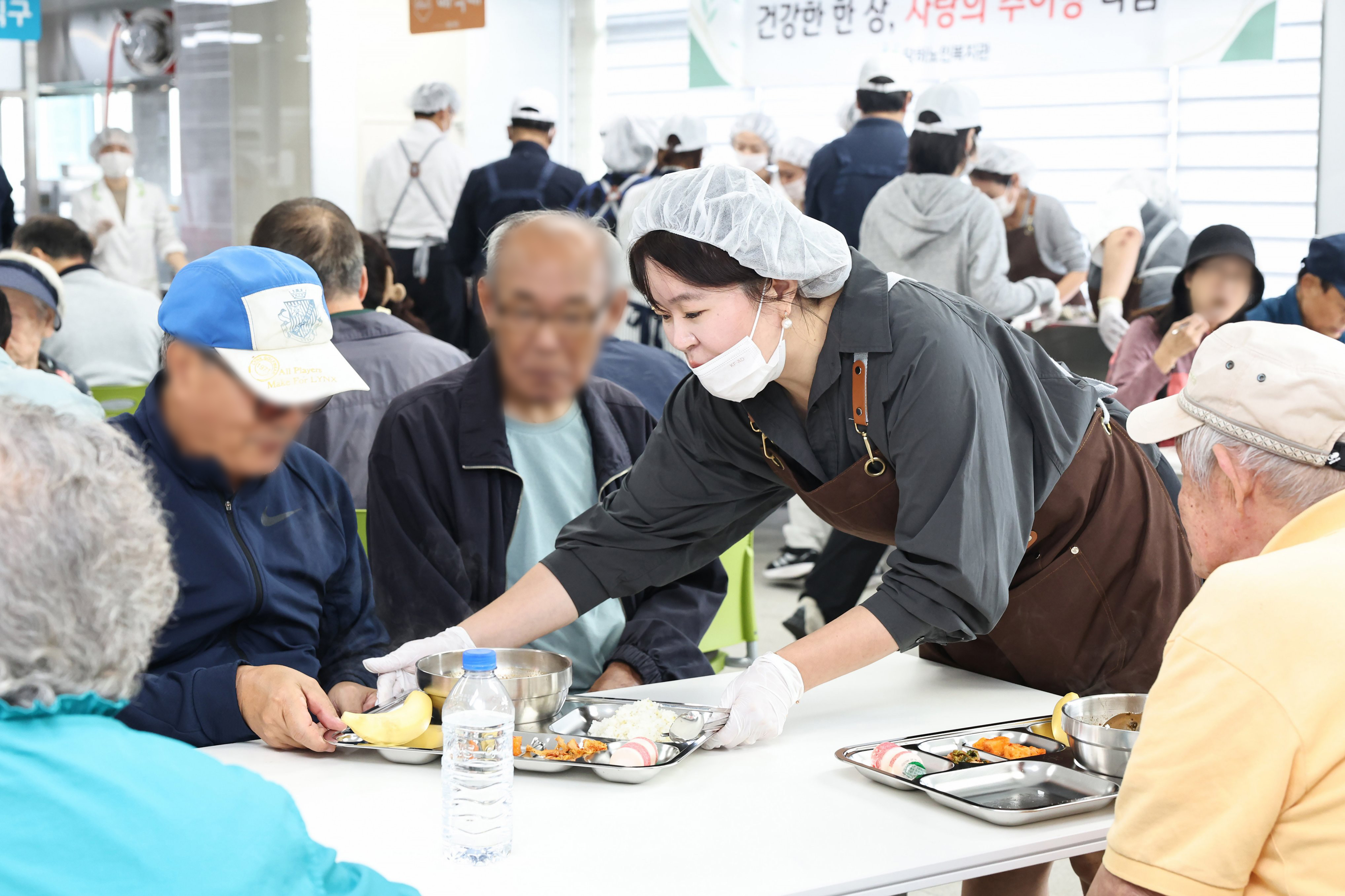 261013_경로식당_배식_행사_6.jpg 이미지